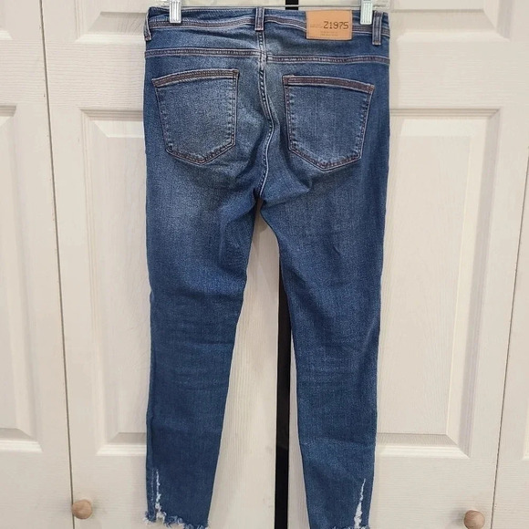 Zara Size 4 Distressed Mid Waist Cropped Ankle Jeans Skinny Raw Hem Stretch - Picture 3 of 10